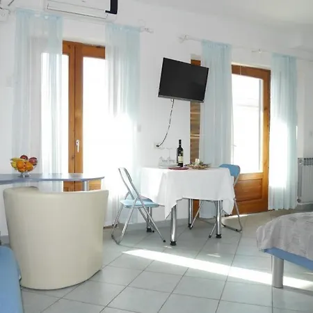 Jure With Sea View Affittacamere *