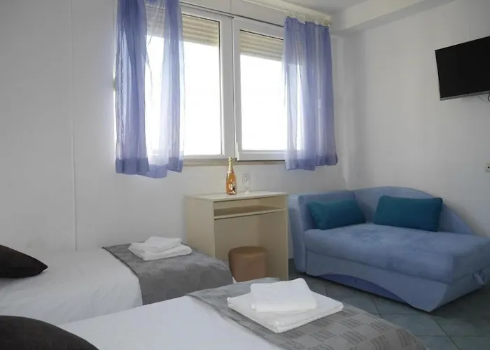Pensionat Jure With Sea View 3*